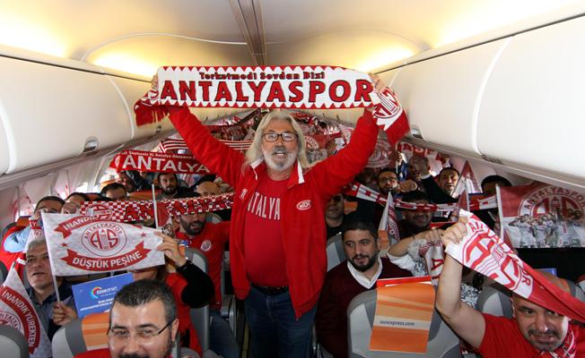 Antalyaspor uçağında galibiyet sevinci