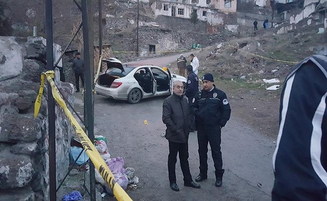 Başkent’te çifte infaz. Çapraz ateşe tutulan otomobilde bulunan 2 kişi, hayatını kaybetti