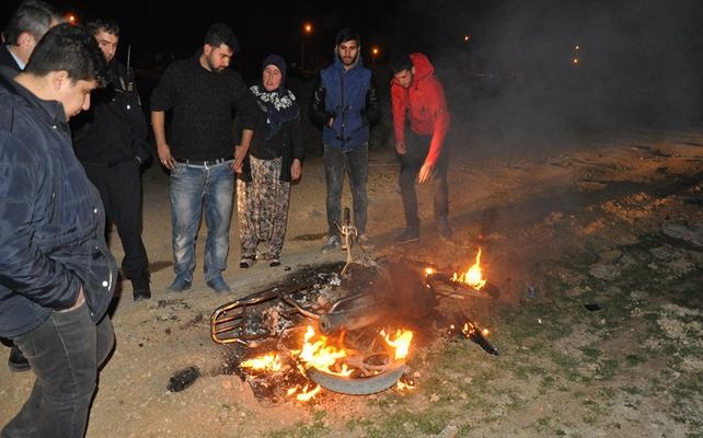 Borcunu ödemeyen arkadaşının çalıntı motosikletini ateşe verdi