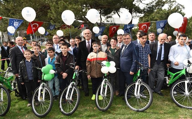 Büyükşehir başarıyı bisikletle ödüllendirdi