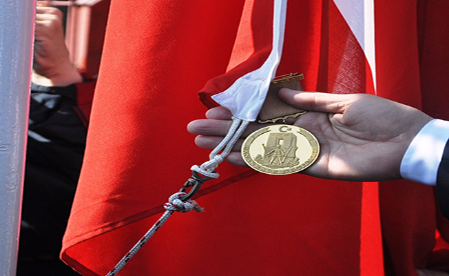 ‘Çanakkale geçilmez’ yazılı altın madalya, Türk bayrağıyla buluşacak