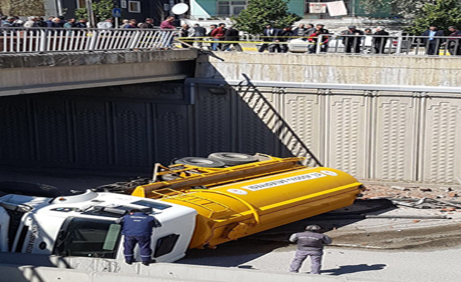 Freni boşalan vidanjör köprüden uçtu