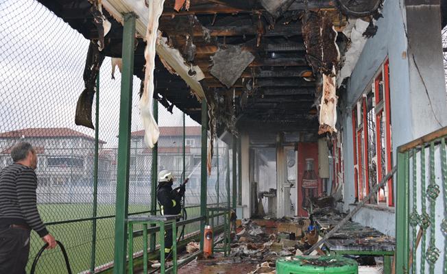 Halı sahada yangın korkuttu