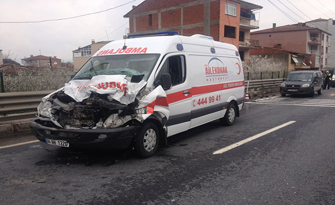 Hasta nakil ambulansı kaza yaptı: 3 yaralı