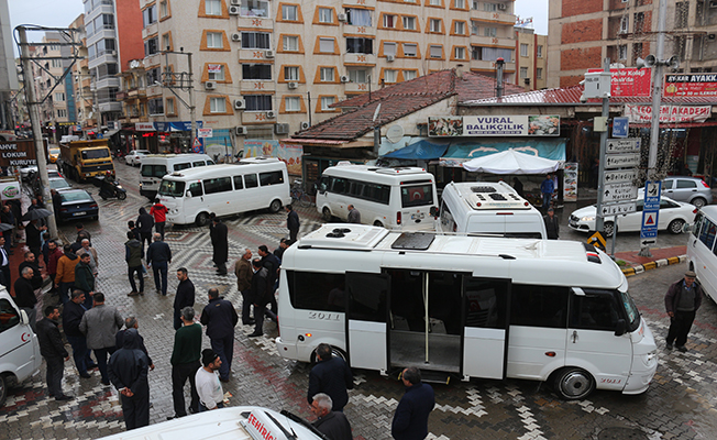 İzmir'de dolmuşçular yolu kapattı, gergin anlar yaşandı