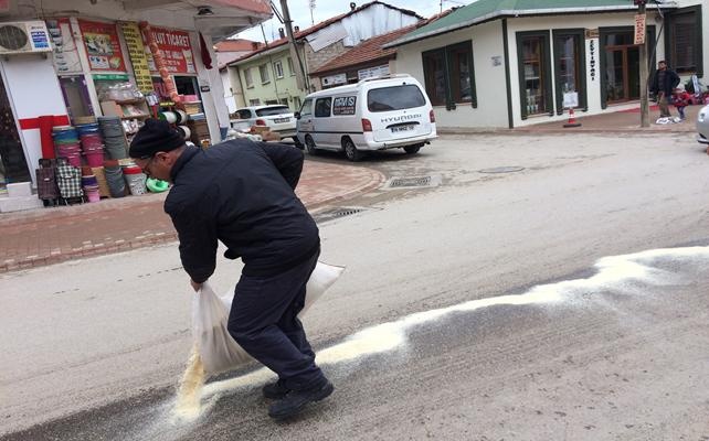 Kara yolu yağ pistine döndü