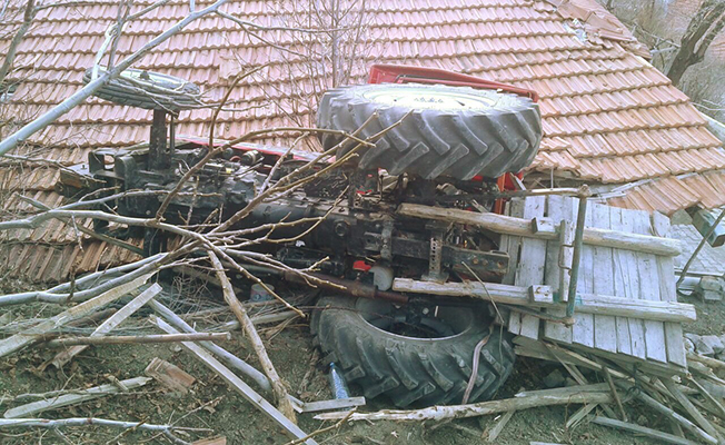 Kontrolden çıkan traktör evin çatısına düştü