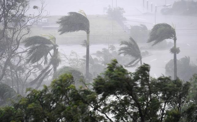 Kuvvetli Rüzgar ve Yağmur Avustralya Airlie Plajını Vurdu