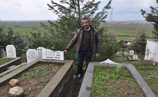 Mezar taşlarını parçaladılar