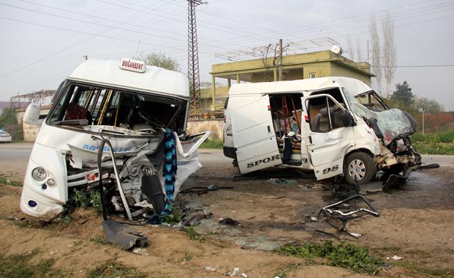 Minibüsler Çarpıştı: 1 Ölü, 18 Yaralı