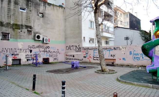 Mudanya'da Park ve trafoların duvarları yazıdan geçilmiyor