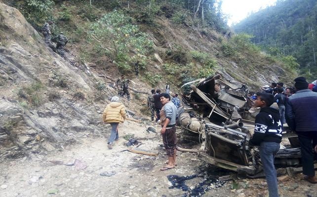 Nepal'de otobüs 200 metrelik uçuruma yuvarlandı: 26 ölü