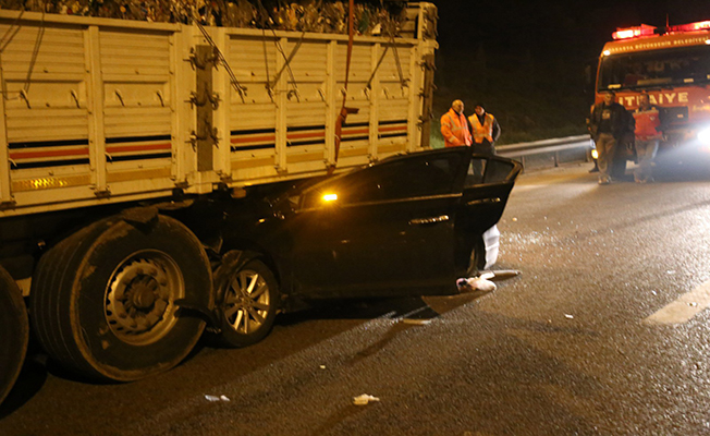 Sakarya'da otomobil tırın altına girdi: 1 ölü, 6 yaralı