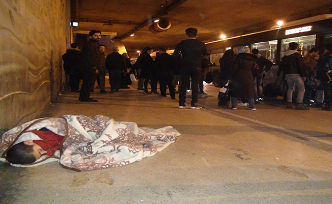 Taksim’de battaniye sarılı uyuyan çocuk yürekleri sızlattı