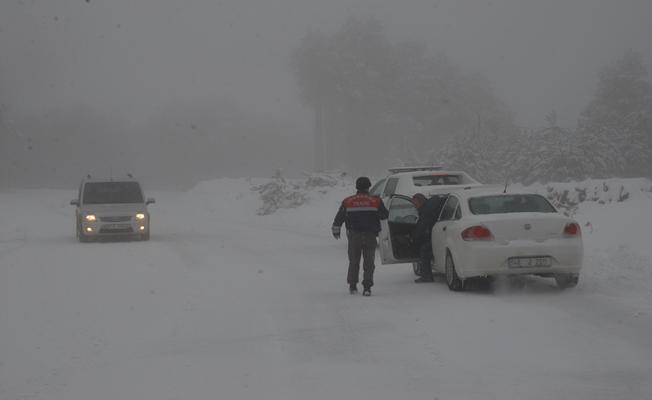 Uludağ'da Kar Sürprizi Yaşandı, Araçlar Yollarda Kaldı