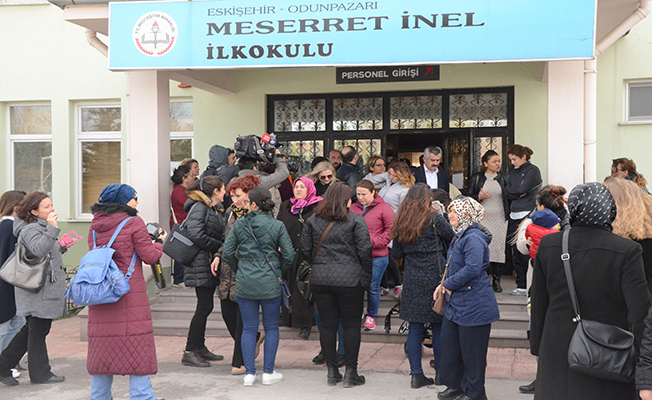 Veliler okul önünde toplanıp müdürü istifaya çağırdı