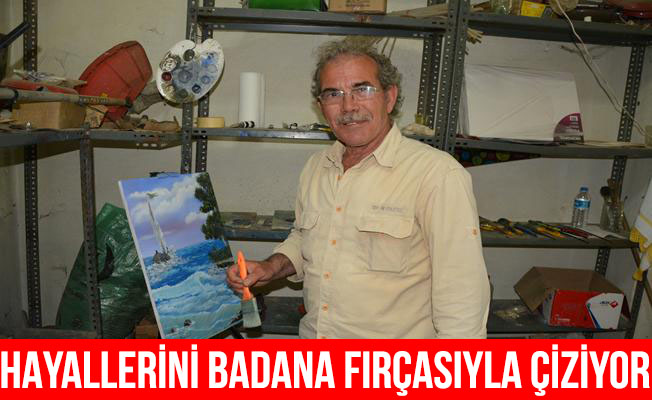 Badana fırçasıyla hayallerini çiziyor