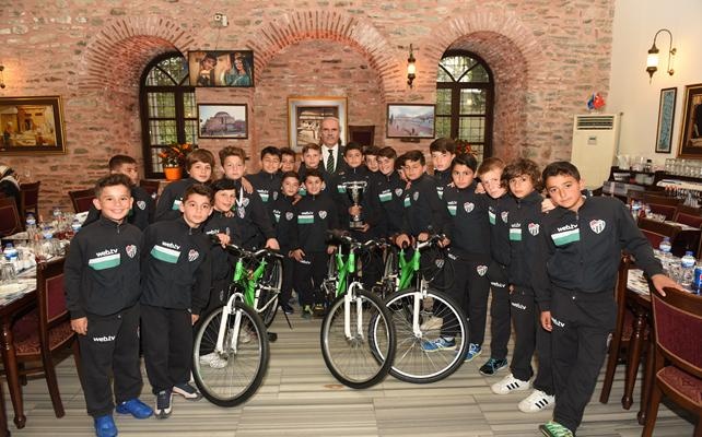 Başkan Altepe`den genç şampiyonlara bisiklet hediyesi