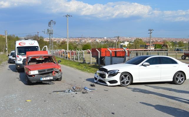 Lüleburgaz'da iki otomobil çarpıştı: 2 yaralı