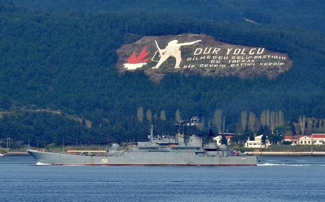 Rus askeri gemisi Çanakkale Boğazı'ndan geçti