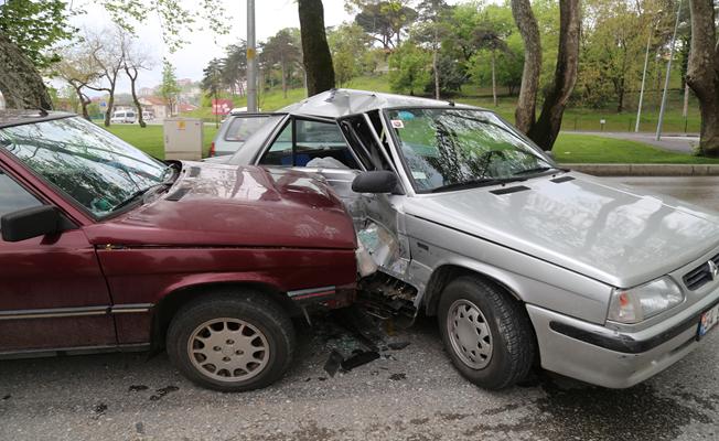 Sakarya'da iki otomobil çarpıştı: 3 yaralı