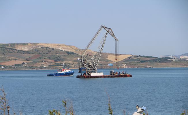 Bandırma'da batan gemideki malzemeler çıkartılıyor
