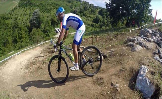 Bisikletçiler Zorlu Parkurda Pedallarını Çevirdi