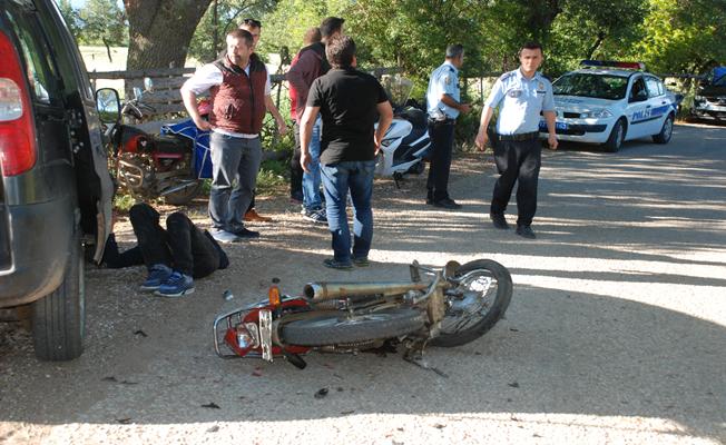 Çanakkale'de hafif ticari araç ile motosiklet çarpıştı: 3 yaralı