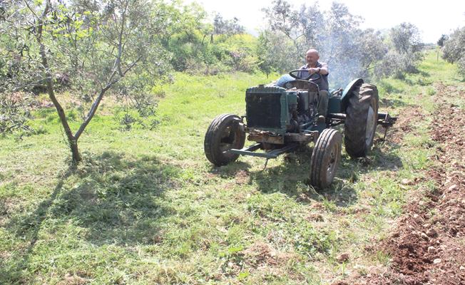 Çürümeye terk edilen traktörü toprakla buluşturdu