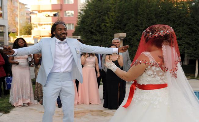 İslamiyet'i seçen Hollandalı damada Türk usulü düğün