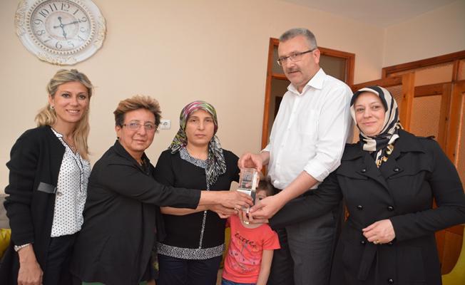 Karacabey’de ‘Yılın Annesi’, Minik Mert Ali’nin Annesi Hanife Güler Oldu