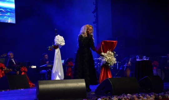 Niran Ünsal Bursa'da konser verdi