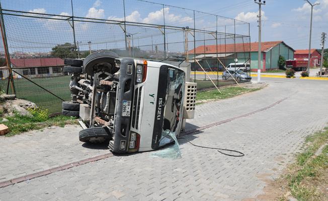 Ayvacık’ta kamyonet devrildi: 1 yaralı