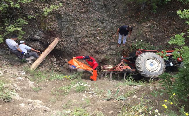 Balıkesir'de Şarampole devrilen traktörün sürücüsü öldü