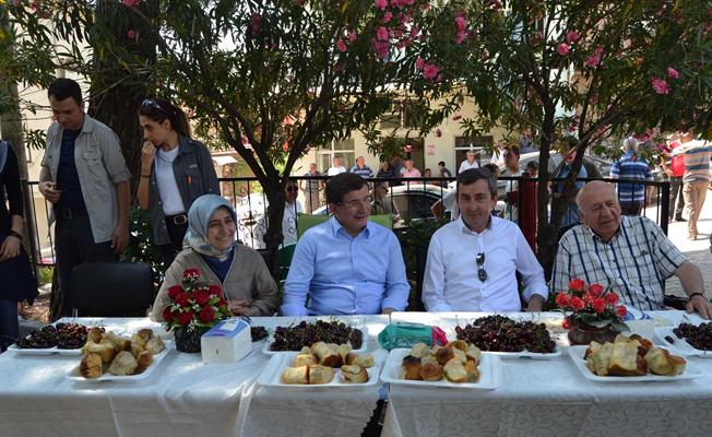 Davutoğlu Bursa'da akraba ziyaretinde bulundu