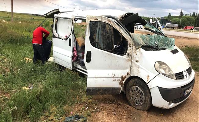Kırşehir'de minibüs şarampole devrildi: 15 yaralı