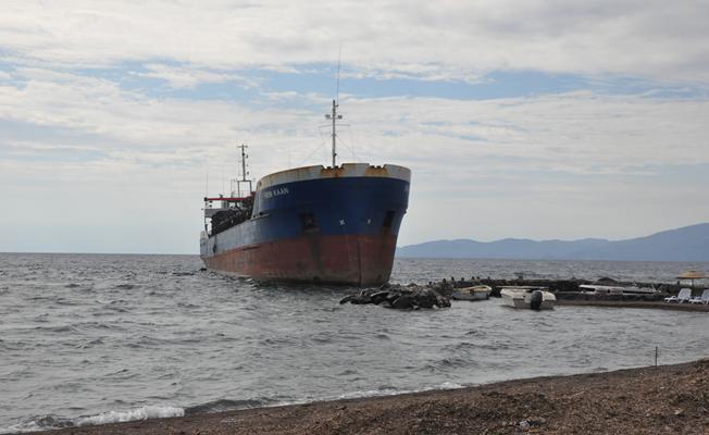 Kuru yük gemisi plajda karaya oturdu