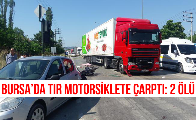 Trafik ışığında bekleyen motosiklete tır çarptı: 2 ölü