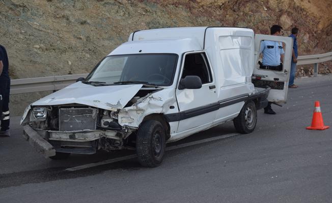 Bilecik'te hafif ticari araç bariyerlere çarptı: 7 yaralı