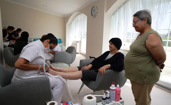 Huzurevi sakinlerine güzellik bakımı