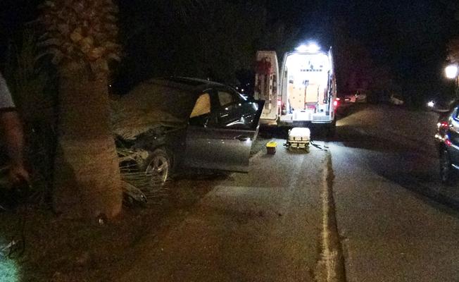 Otomobil aydınlatma direğine çarptı: 2 yaralı