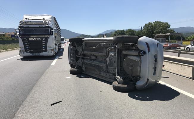 Sakarya Arifiye'de Otomobil Devrildi: 3 Yaralı