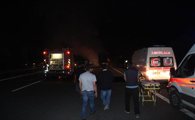 Sakarya'da kamyona çarpan tır alev aldı: 2 ölü