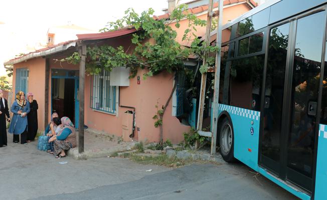 Ümraniye'de halk otobüsü eve çarptı