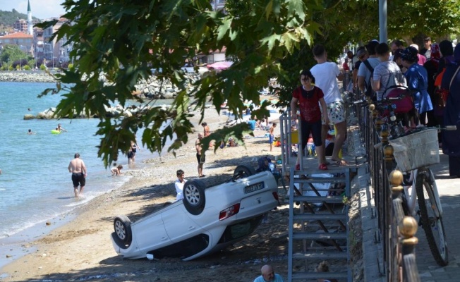 Yalova'da Araç Plaja Uçtu