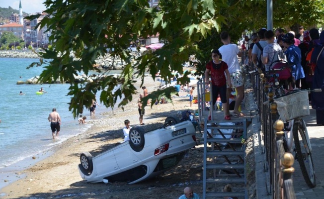 Yalova'da Araç Plaja Uçtu