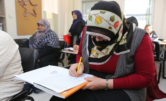 Nilüfer Belediyesi’nden kadınlara okuma ve yazma kursu