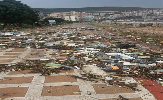 Büyük dalgaların getirmiş olduğu kirlilik temizlendi