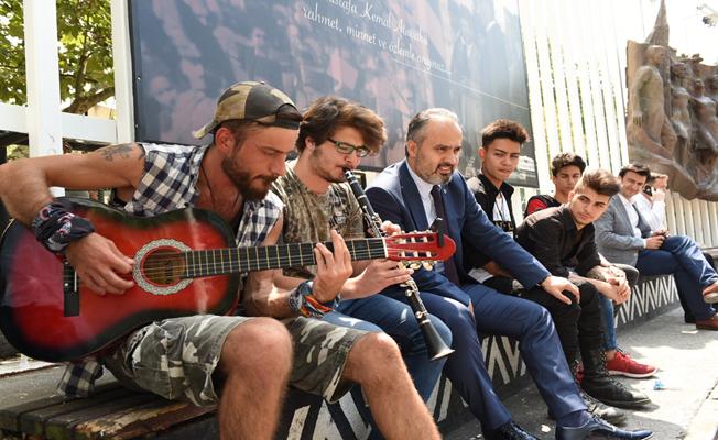 Başkan Aktaş Gençlerle Şarkı Söyledi