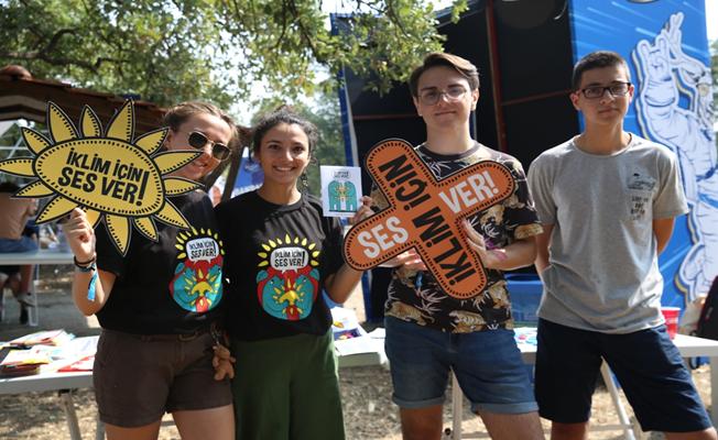 Nilüfer Müzik Festivali’nde Gençler festivalde iklim sorunu  için çağrıda bulundu